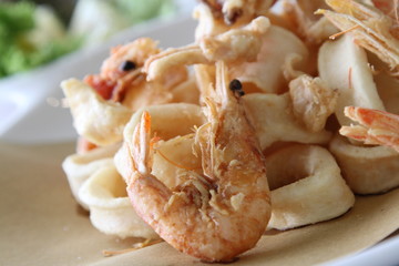 Fototapeta na wymiar Piatto con calamari fritti servito in un ristorante