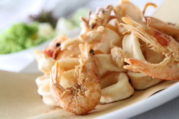 Piatto con calamari fritti servito in un ristorante