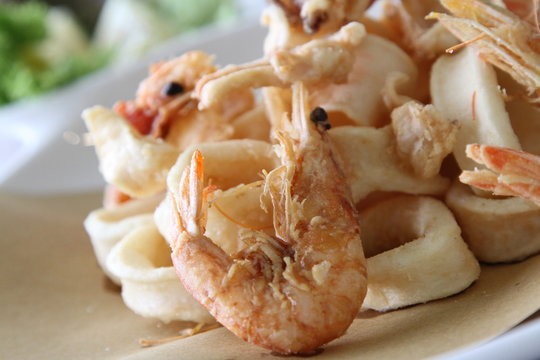 Piatto con calamari fritti servito in un ristorante