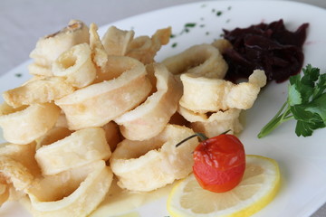 Piatto con calamari fritti servito in un ristorante