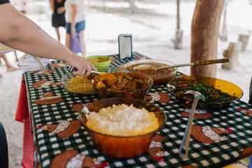 Mesa com comidas típicas brasileiras