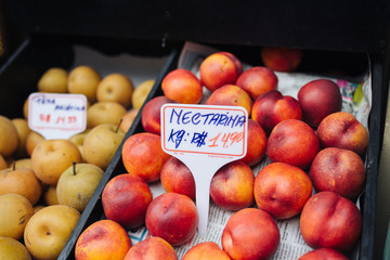 Fototapeta na wymiar Banca de mercado vendendo pera e nectarina