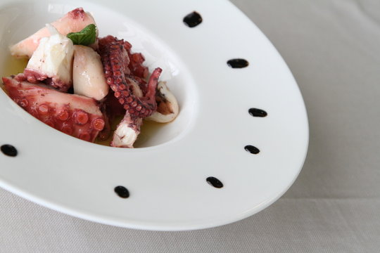 piatto con polipo fresco marinato, servito in un ristorante 