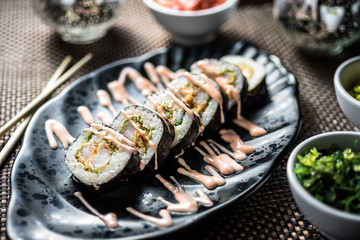 Sushi maki with tempura prawns, green salad