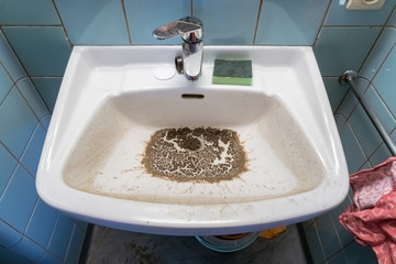 An dirty sink