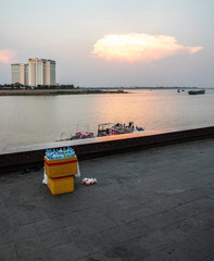 Obraz premium street vendor near Mekong riverfront, Phnom Penh, Cambodia