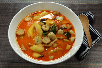 Traditional soup of fish meat ball, fried shrimp meat ball and cutting winter melon (white gourd) seasoning with Thai red curry and coconut milk. Famous hot and spicy menu. Side dish with rice noodle.