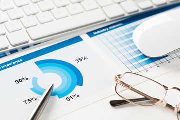 Obraz premium Preparing average sales report