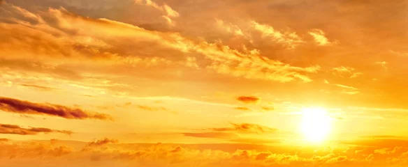 Fotobehang dramatische zonsondergang hemel landschap achtergrond. Natuurlijke kleur van avondwolkenlandschap met ondergaande zon. Oranje wolken op gele lucht. Kleurrijk panoramabehang. Ultrabreed panoramisch zicht. Bannermalplaatje © vaalaa