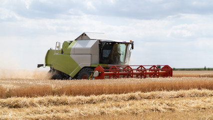 Obraz premium Mähdrescher auf dem Feld