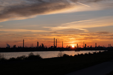 Fototapeta na wymiar Rheinufer Monheim Blick auf Dormagen Chemiepark bei Sonnenuntergang