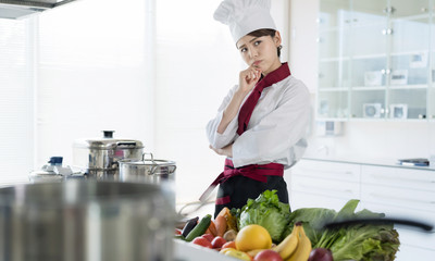 悩む女性調理師
