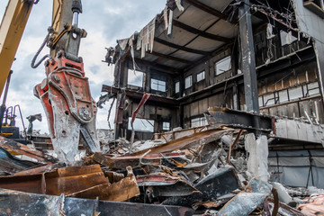 建築物件解体現場(許可済み且つ、既に存在しない物件です)　Demolition of...