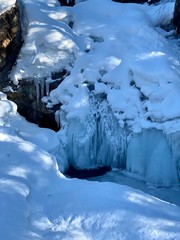 Sankt Moritz (Schweiz) Berglandschaft mit Schnee im Winter bei Blauem Himmel mit Felsen in den Alpen an Weinachten mit Wasserfall, Bach und großen Eiszapfen im Wald bei einem Fluss, Bach