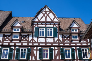 Obraz premium Alte historische Fachwerkhäuser in Braunfels/Deutschland im Taunus an einem sonnigen Tag