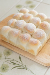 自宅でパン作り　ちぎりパン　カッティグボードに並べたちぎりパン