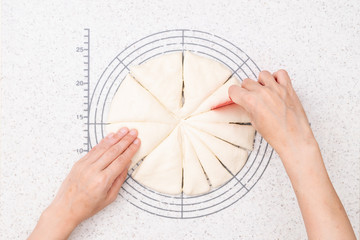 自宅でパン作り　ちぎりパンを作る工程　2-生地を分割し、まるめる