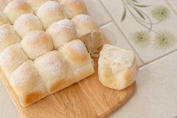 自宅でパン作り　ちぎりパン　カッティグボードに並べたちぎりパン