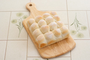 自宅でパン作り　ちぎりパン　カッティグボードに並べたちぎりパン