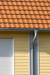 Hausdach mit Dachrinne und Regenrohr, Nordrhein-Westfalen, Deutschland, Europa