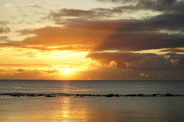 Obraz premium Sunset by the beach and reflection on the water