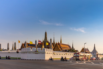 Obraz premium BANGKOK, THAILAND - MAY 13.2020: The beautiful of Wat Phra Si Rattana Satsadaram (Wat Phra Kaew) at sunset. a famous tourist destination in Bangkok, Thailand.