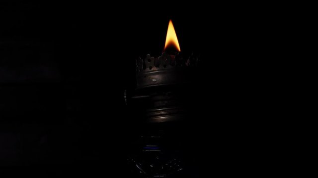 Ignition of a wick of a kerosene lamp