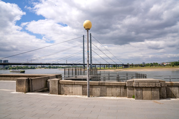 Rheinuferpromenade in Düsseldorf, Deutschland - obrazy, fototapety, plakaty