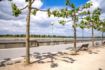 Rheinuferpromenade in Düsseldorf, Deutschland