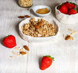 Knuspre-Müsli mit Mandeln, Honig und Erdbeeren