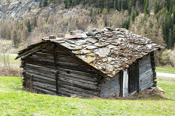 Alter Stall mit Steindach, Val d'hérence, Kt. Wallis, Schweiz