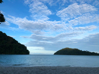 Obraz premium tropical beach with cloundy in thailand