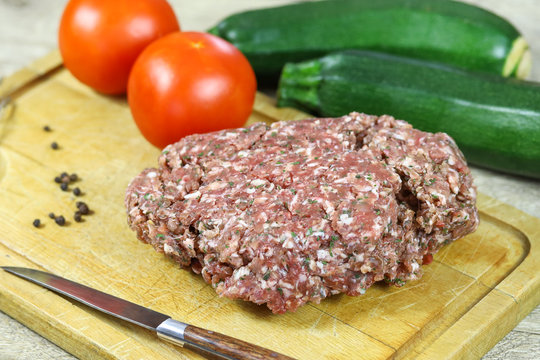 farce cru sur une table en bois