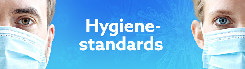 Hygienestandards. Gesichter von Mann und Frau mit Mundschutz. Paar mit Maske vor blauen Hintergrund mit Text. Virus, Atemmaske, Corona