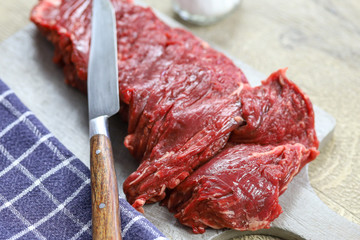  onglet de boeuf cru sur une planche à découper