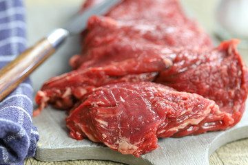  onglet de boeuf cru sur une planche à découper