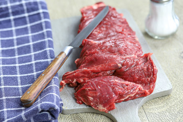  onglet de boeuf cru sur une planche à découper
