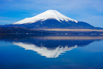 山中湖の湖畔から富士山（逆さ富士）
