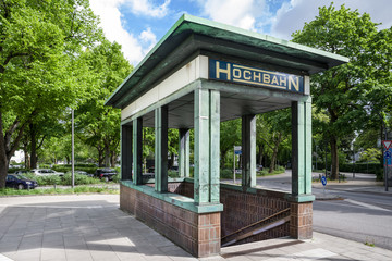 Historisches Hochbahn Portal Klosterstern Hamburg entzerrt sonnig