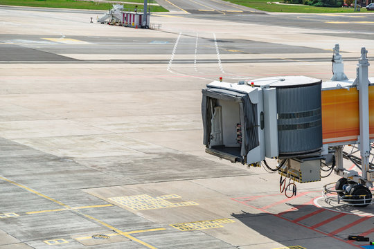 Sleeve transition for boarding passengers in plane