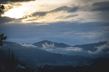 Fototapeta na wymiar Niebla entre montañas y arboles en plena naturaleza