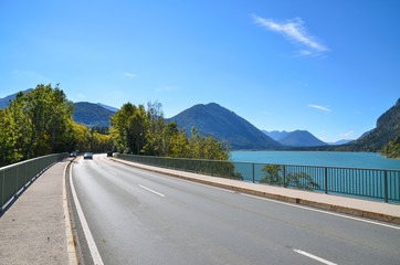 イーザル川のシルヴェンシュタイン湖に架かる橋（ドイツ　バイエルン州）