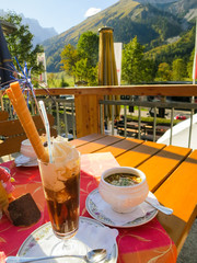 黄葉のアーホルンボーデン　谷奥のエングのレストラン（オーストリア　チロル州）
