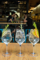 Gin and tonic cocktail presentation in a whine glass.