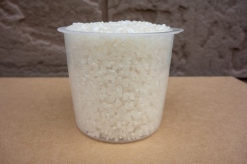 計量カップに入った米