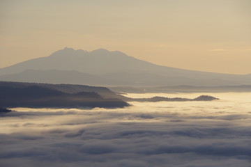 雲海の漂う夜明けの風景。美幌峠、北海道、日本。