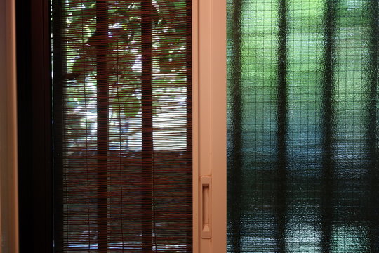 簾越しに見る夏の風景