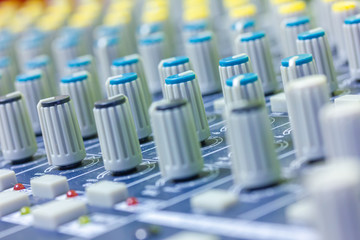 Nahaufnahme von einem Mischpult in einem Studio