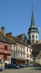Obraz premium vue du vieux Toucy (Yonne) avec le clocher de l'église