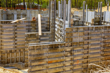 Metal formwork for the construction of a concrete foundation, fill base plate pit formation